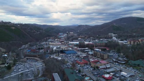 Empuje aéreo para establecer una toma de Gatlinburg, Tennessee, en la víspera de Año Nuevo de 2024.