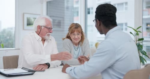 Personne âgée, couple et poignée de main pour la planification financière et l'investissement lors d'une réunion