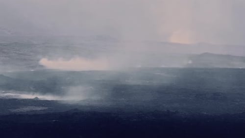 Luftaufnahme der Vulkanlandschaft mit Lavafeldern in Island