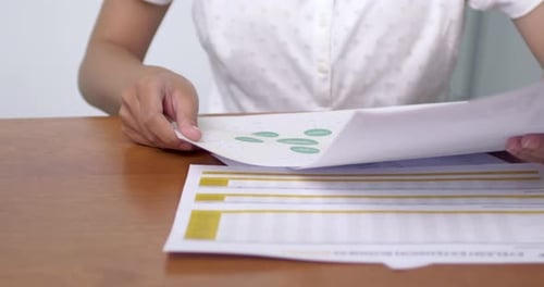 Organisation von Geschäftsdokumenten, digitaler Büroworkflow, professionelle Umgebung, Nahaufnahme, effizient