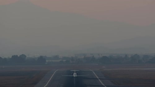 Flugzeugstart in der Dämmerung