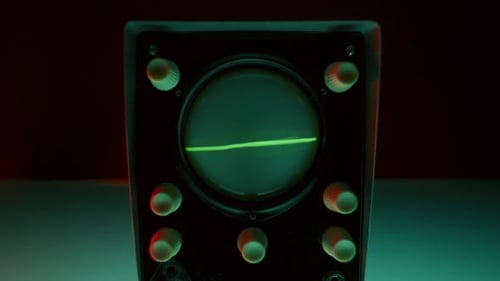 Osciloscópio retrô exibindo padrão de forma de onda verde irregular