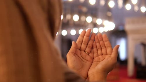 Muslimische junge Frau im Hijab betet in der Moschee