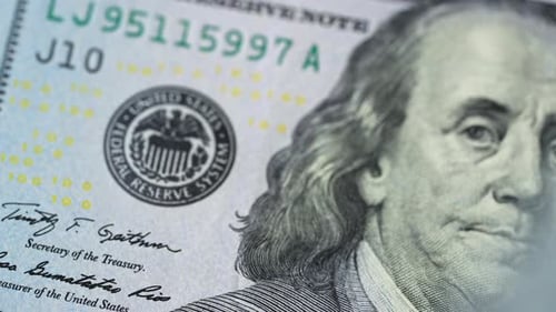 Nahaufnahme von Hundert-Dollar-Banknoten, die ihre Merkmale zeigen