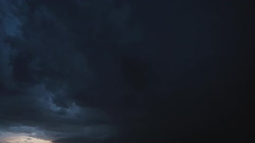 Nachtgewitteraufnahmen zeigen wiederholte Blitze von der Wolke zum Boden