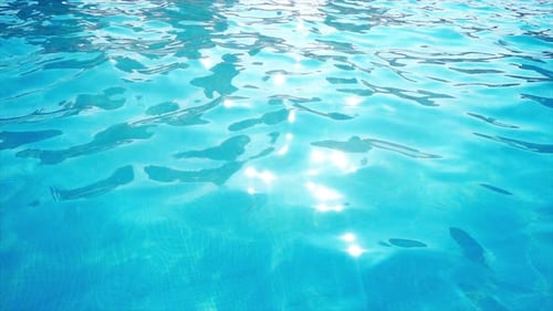 Wasserplätschern im Schwimmbad an einem sonnigen Tag Poolwasser in Zeitlupe