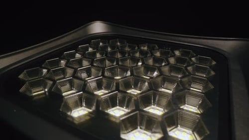 LED-Lichtprojektor mit Sechseckmuster im dunklen Studio