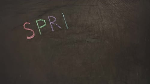 Zeitraffer-Nahaufnahme: Eine Kinderhand schreibt mit farbiger Kreide und Zeichnungen einen Frühlingsurlaub auf eine Tafel