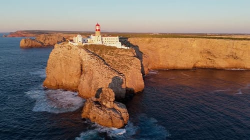 Vue aérienne du phare sur la falaise, Portugal.
