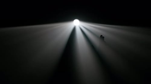 Hellweißer Strahler, professionelle Beleuchtungsausrüstung, die sich in der Dunkelheit dreht, Hand, Silhouette, Berührung