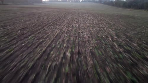 Vue aérienne par drone du terrain au Royaume-Uni
