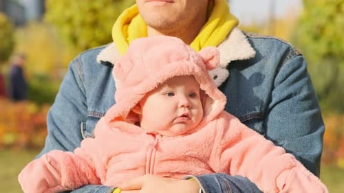 Süße kleine Tochter mit ihrem Vater im Autumn Park Happy Family