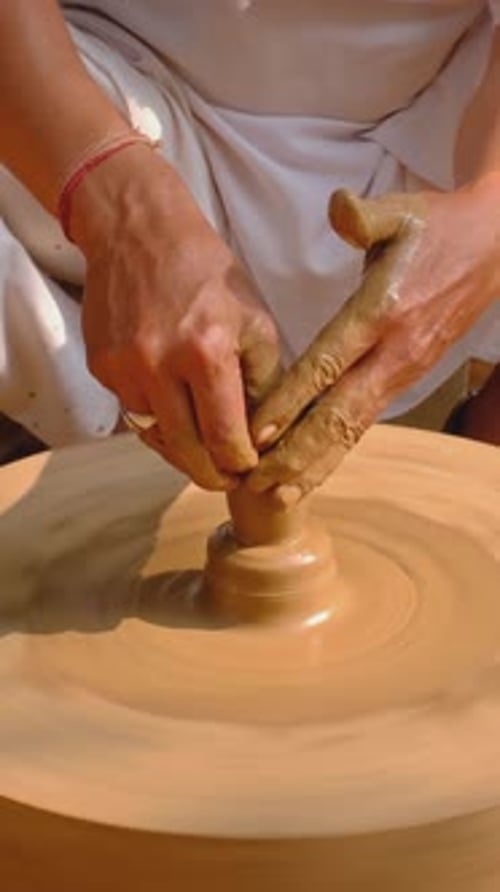 Mains de potier façonnant de l'argile sur un tour de potier et créant un pot en argile, Shilpagram, Rajasthan, Inde