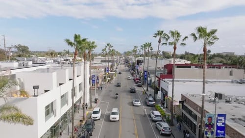 Large boulevard dans une destination tropicale