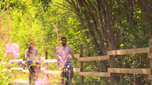 Conceito de ciclismo, lazer e estilo de vida - Jovem casal feliz andando de bicicleta em