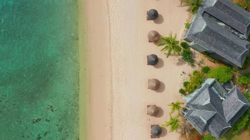 Der beste Sandstrand der Welt mit türkisblauem, warmem Wasser, grünen Palmen und dem besten Touristen