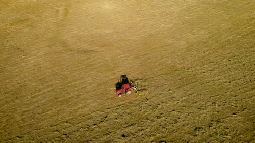 Trator Hay Bale com palha móvel Tedder no campo para aeração e secagem mais rápida após o trigo