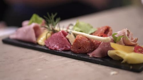 Présentation d'un plateau de viande et de fromage gastronomique
