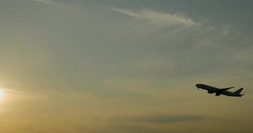 Silhouette eines startenden Flugzeugs.