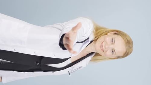 Vídeo vertical de O médico estende uma mão amiga.