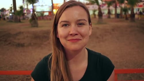 Ralentissement d'une femme naturelle face à la caméra