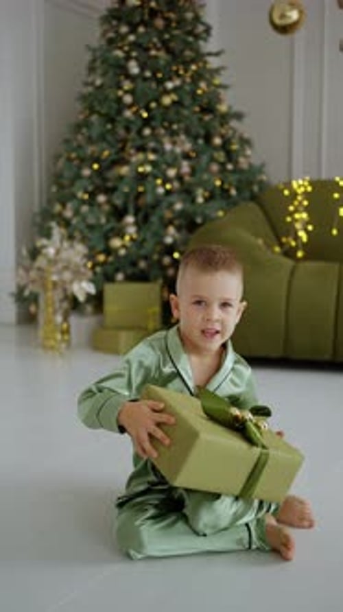 El niño recibió un regalo de Santa