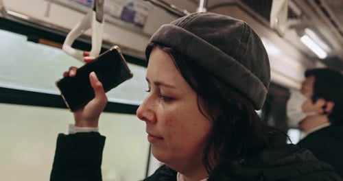Zug, U-Bahn und Frau in der Stadt für Reisen, Pendeln und Fahrten mit der U-Bahn in der Stadt