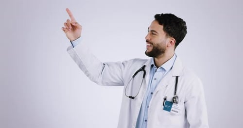 Hombre, rostro y médico en el estudio apuntando a la lista de verificación de publicidad, procesos y atención médica en la maqueta