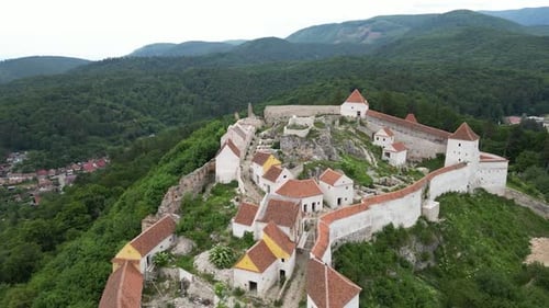 Altes Schloss auf einem Berg