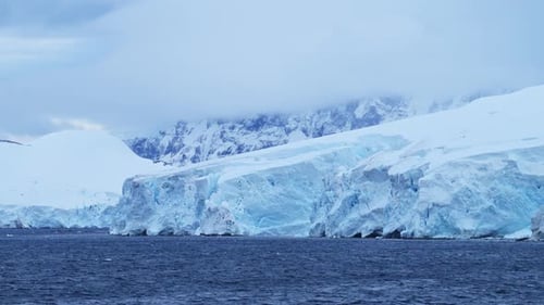 Gletscher und Meer in der Antarktis an der Küste, Eis- und Küstenwinterlandschaft, eisige Gletscherlandschaft