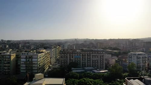 Wunderschöner Blick über eine große Stadt in Europa - Luftaufnahme