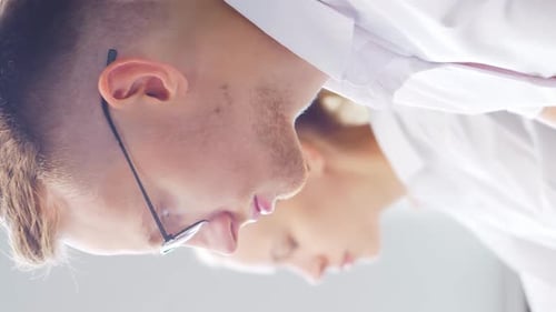 Equipe diversificada de jovens profissionais está trabalhando no Centro de Suporte por E-mail no Dia de Vendas