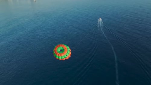 Luftaufnahme bei Sonnenuntergang, Parasailing-Abenteuer, Bunte Rutsche über dem Mittelmeer