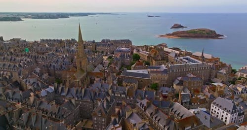 Vue aérienne de Saint-Malo, Bretagne, France, Bâtiments historiques de Saint-Malo bordant le littoral, Drone