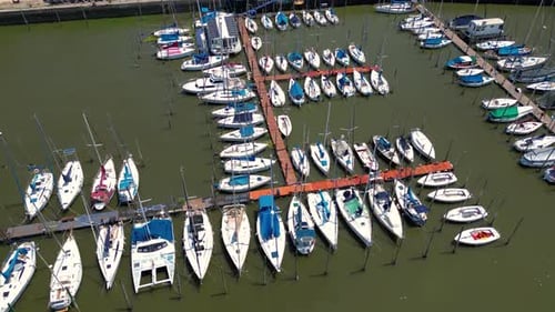 Segelboote vor Anker in einem Hafen von oben