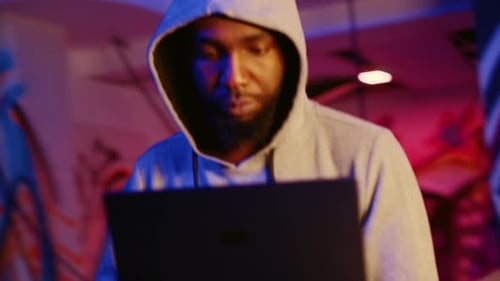 Criminosos clandestinos hackeando computadores