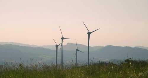 Luftaufnahme von Windmühlen, die sich durch die Windkraft drehen und erneuerbare Energien in einem g erzeugen
