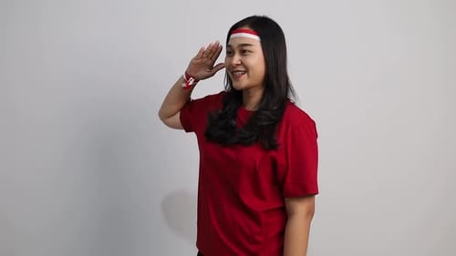 Asiatin grüßt Seitwärts, feiert am 17. August isoliert den indonesischen Unabhängigkeitstag o