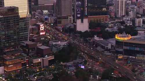 Luftaufnahme des belebten Autobahnkreuzes in Bangkok, Thailand, mit dichtem Verkehr