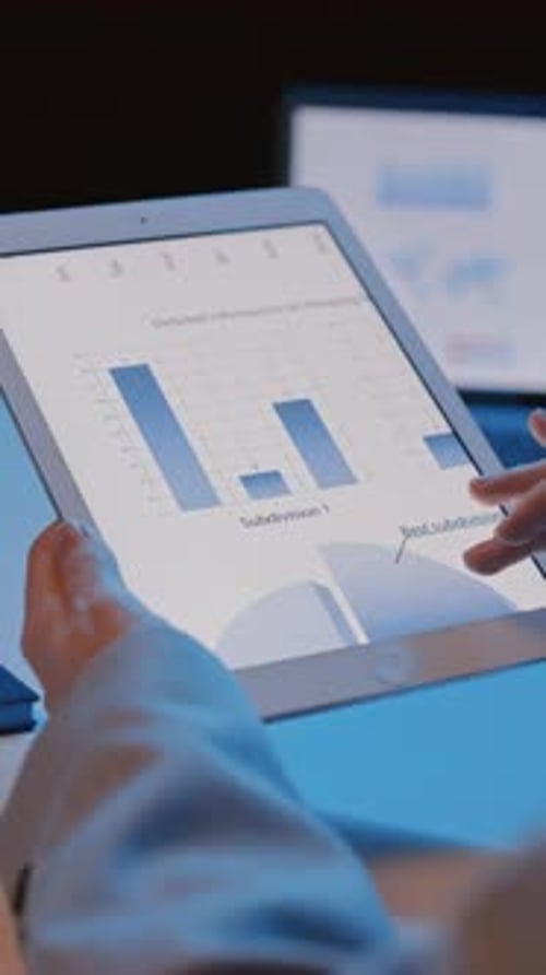 Weibliche Hände wischen Grafiken im Tablet