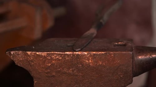 Harte Arbeit mit Eisen. Medien. Ein Schmied, der mit gespaltenem Feuer arbeitet, um Eisen zu verformen
.