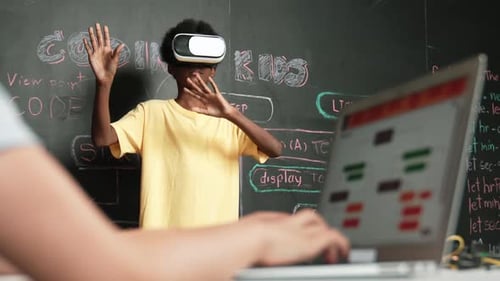 Nahaufnahme eines Handcodierprogramms für Schulmädchen, während die Schülerin VR verwendet. Erbauung