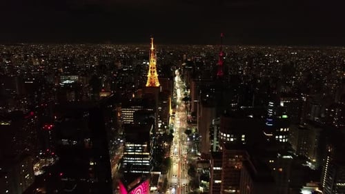 Paisagem aérea noturna da Avenida Paulista em São Paulo, Brasil