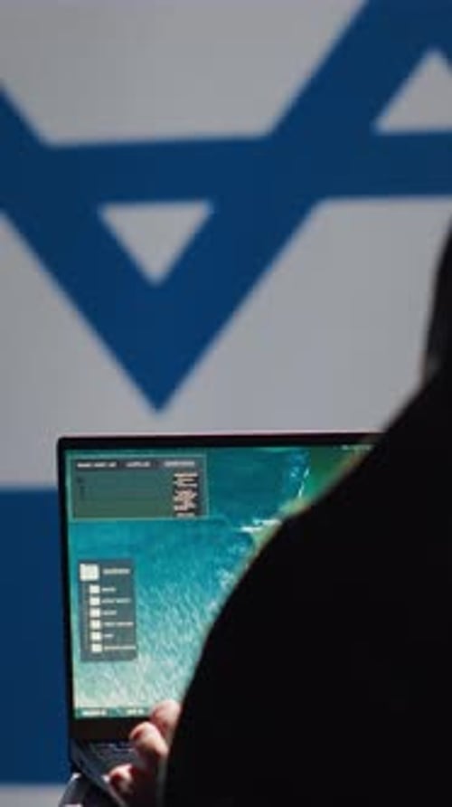 Vidéo verticale en gros plan d'un agent du Mossad maintenant sa supériorité dans l'espace aérien