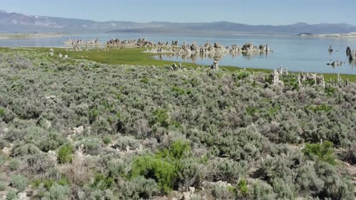 Survol de la pente du lac Mono avec Tufa Pinnacles, Californie