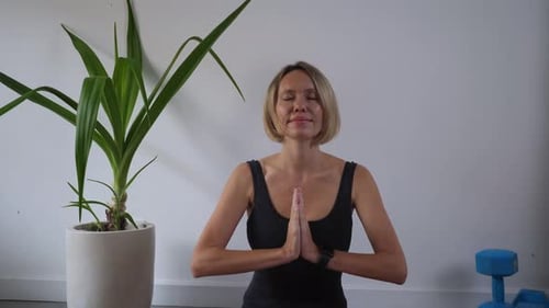 Femme d'âge moyen assise en position du lotus