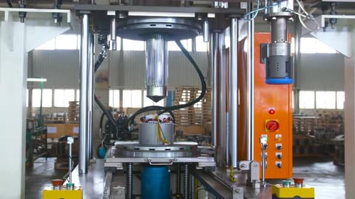 Automated Industrial quetscht die Kupferdrähte in der Automobilfabrik zusammen