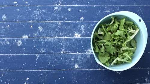 Zeitraffer von Frauenhänden, die Zutaten für griechischen Salat aussuchen