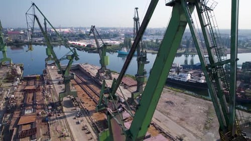 Industrielle Echos Riesige grüne Kräne mit Blick auf einen sonnigen Hafen
