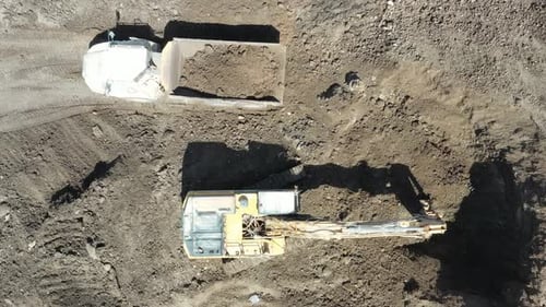 Luftbild von Arbeiten im Baubereich von schweren Maschinen in Bewegung